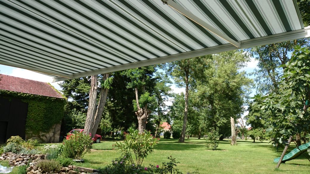 store banne coffre installé sur vieille maison