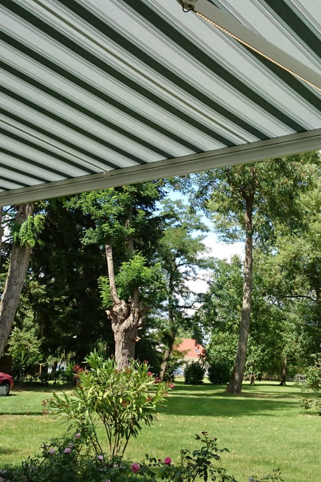 store banne coffre installé sur vieille maison