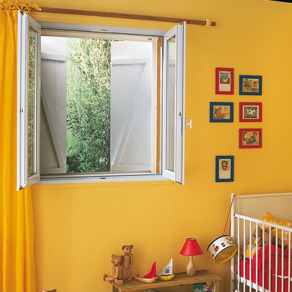 moustiquaire-enroulable-chambre