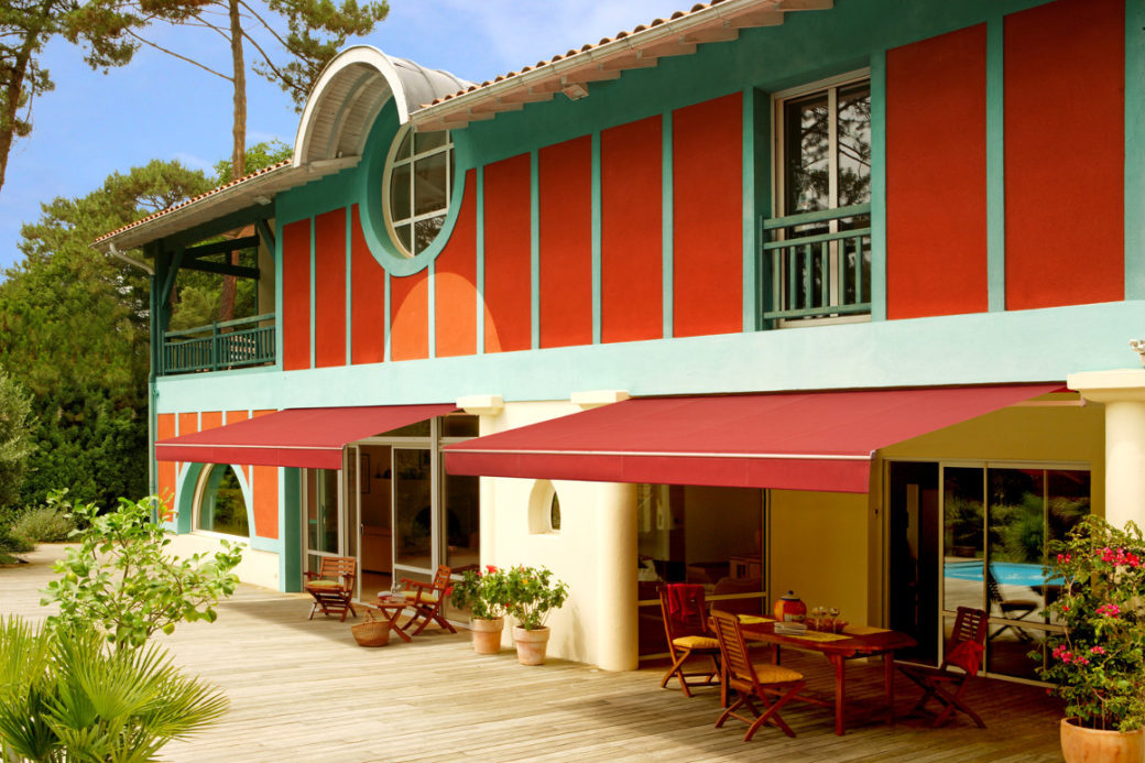 store de terrasse rouge sur maison basque