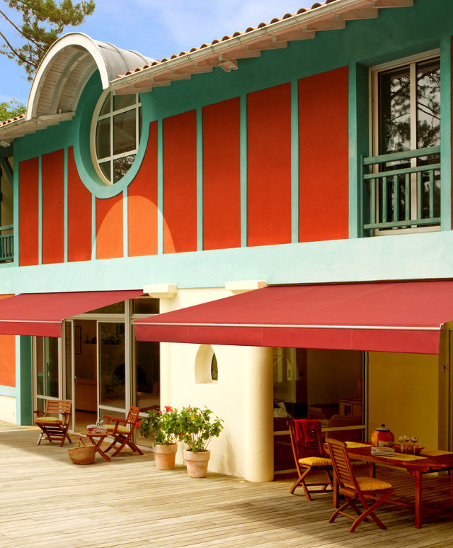 store de terrasse rouge sur maison basque