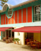 store de terrasse rouge sur maison basque