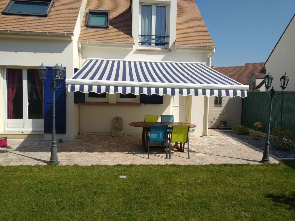 store-banne-bleu-blanc-coffre-franciaflex-terasse