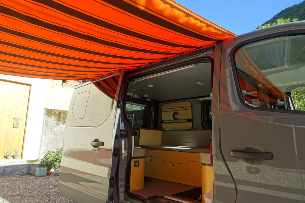 Installation d'une toile de store sur un camping-car (74)