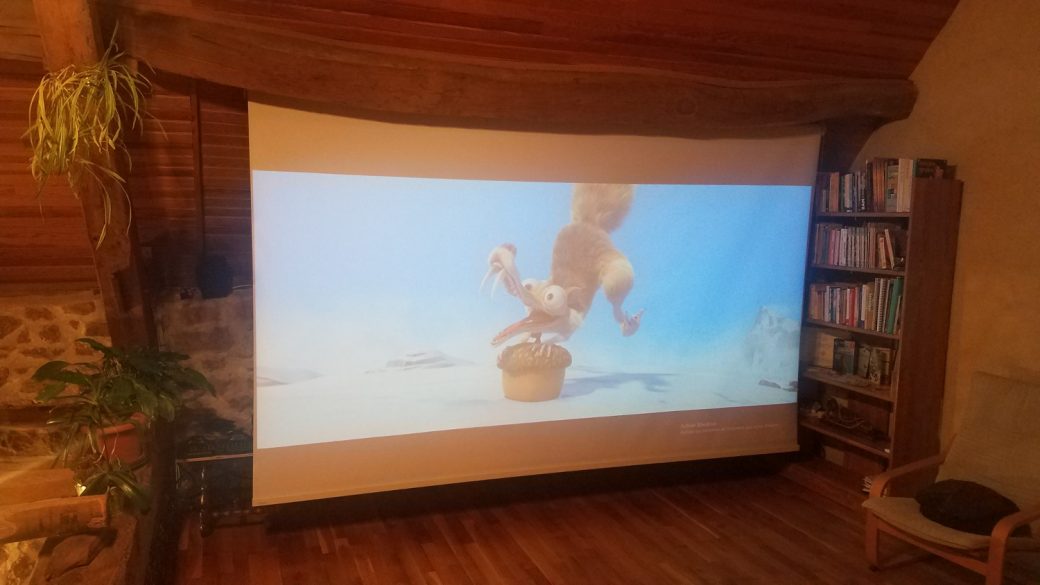 Store écran de video projection