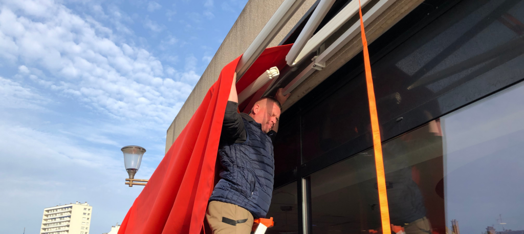 Enfiler la toile de store banne dans le tube d'enroulement