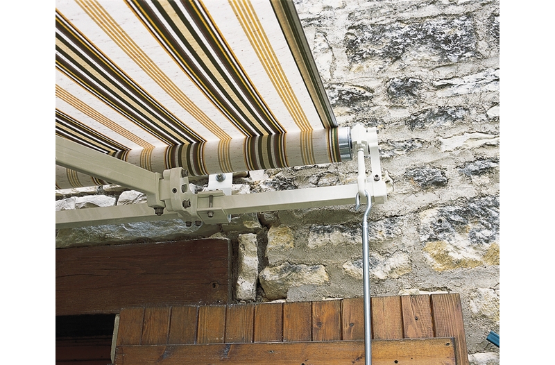 Zoom sur l'armature qui porte la toile du store banne
