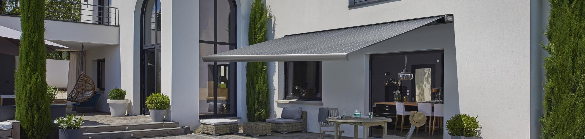 Créez l'ambiance parfaite avec nos stores bannes à configurer pour terrasses et balcons. Alliant style et fonctionnalité, le store banne extérieur offre une protection solaire idéale.