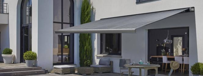 Créez l'ambiance parfaite avec nos stores bannes à configurer pour terrasses et balcons. Alliant style et fonctionnalité, le store banne extérieur offre une protection solaire idéale.