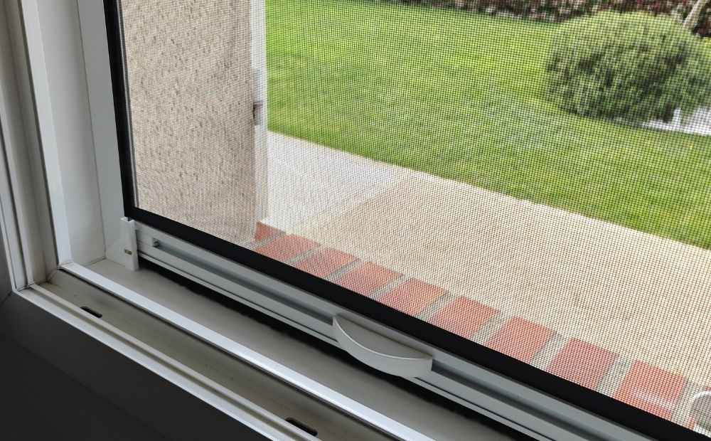 moustiquaire simple enroulable 