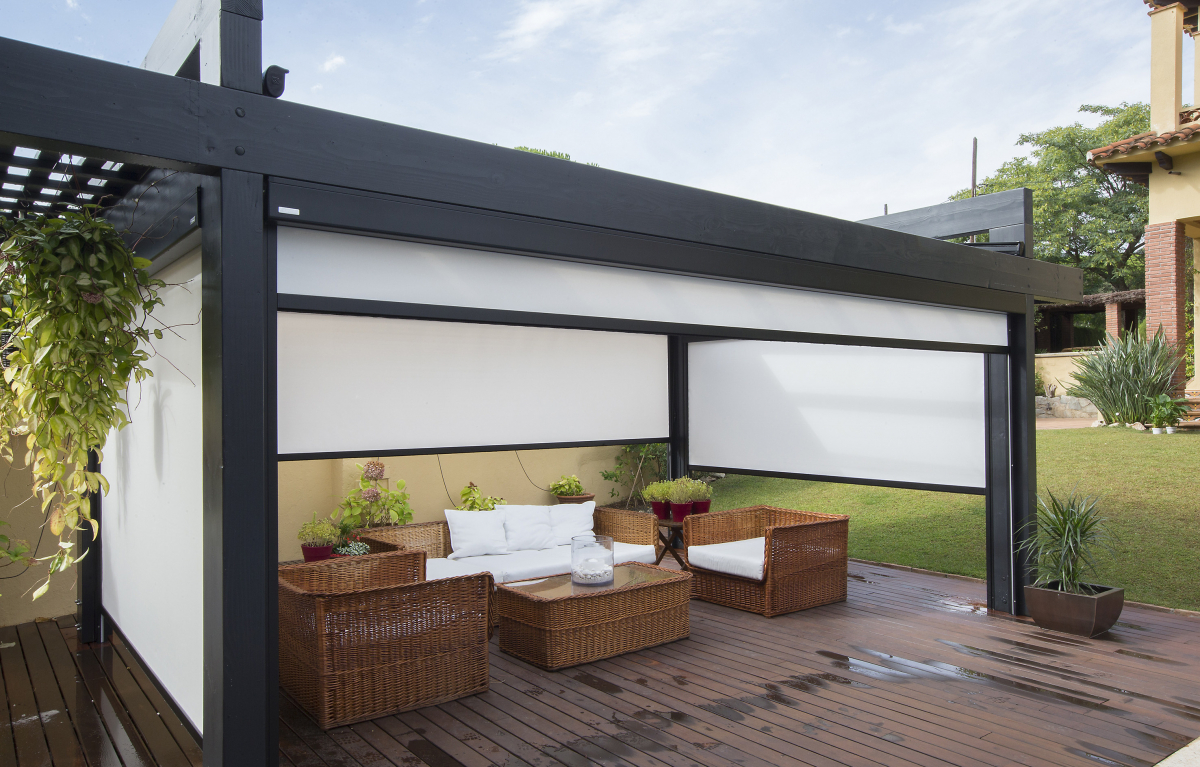 Pose de store vertical extérieur sur mesure en PACA, pour pergola,  terrasse, balcon et fenêtre - Rossi