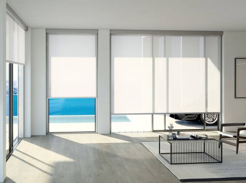 store-intérieur enrouleur avec coffre gris et tissu blanc tamisant
