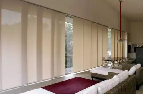 Panneaux japonnais beiges dans un salon devant balcon