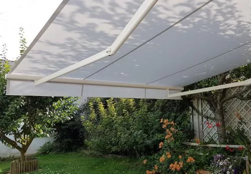 store banne bras croisés terrasse étroite