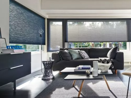 Store plissé gris tamisant salon