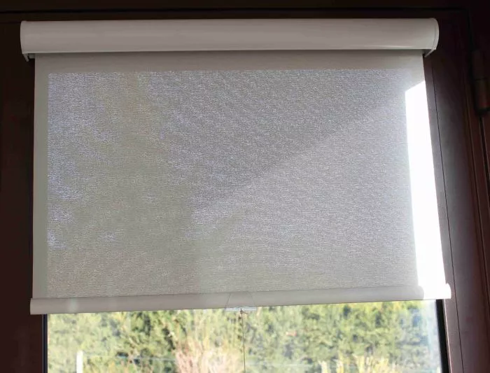 store rouleau avec coffre arrondi