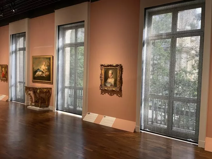 pose de stores enrouleurs tamisant ou occultant dans musée