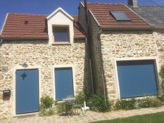 maison équipée de stores verticaux extérieurs