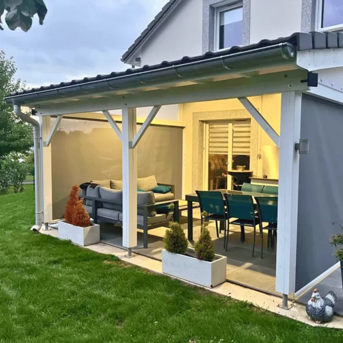 store vertical extérieur sur une pergola