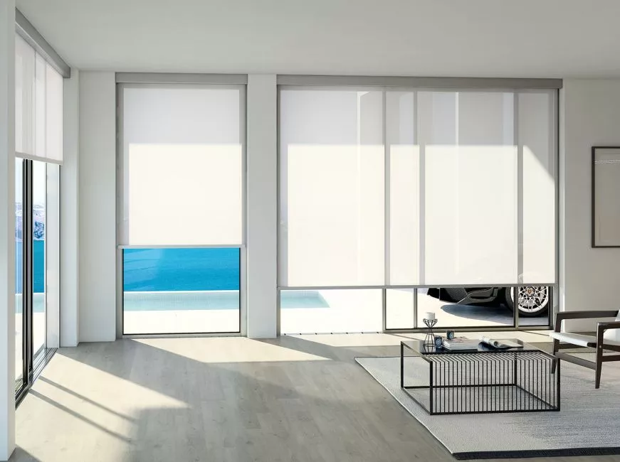 store-intérieur enrouleur avec coffre gris et tissu blanc tamisant