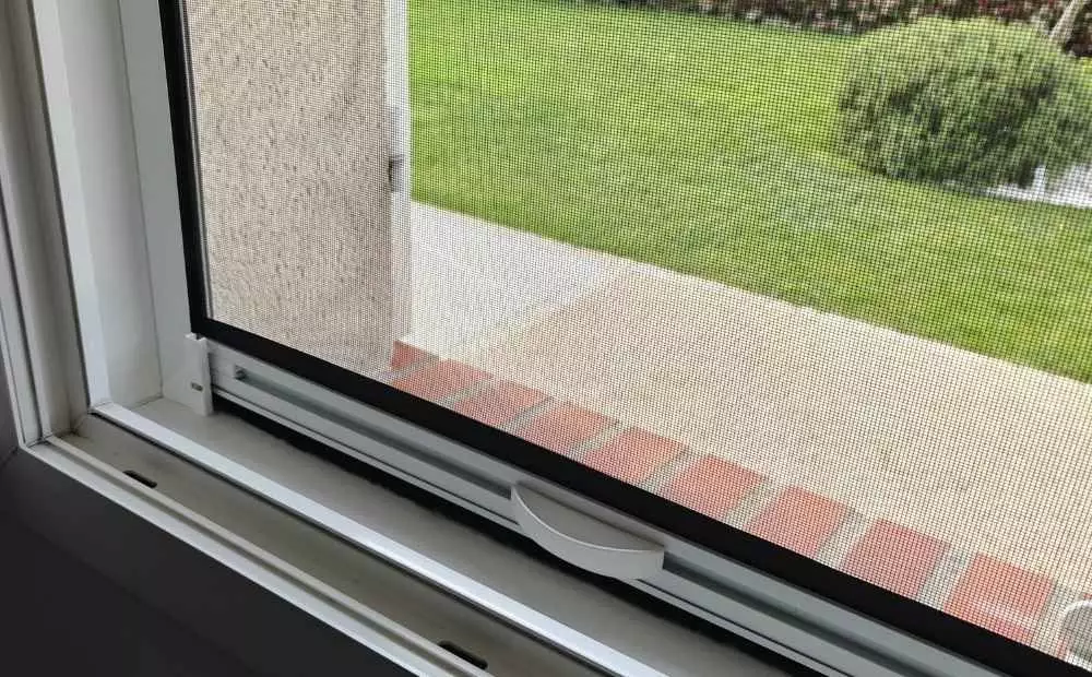 moustiquaire simple enroulable 