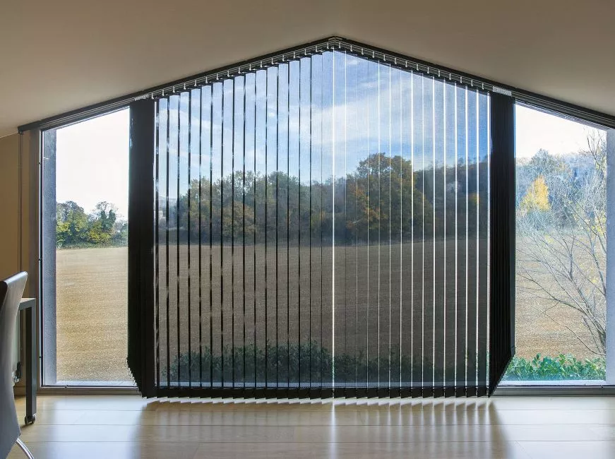 store à bandes verticales tissu screen noir transparent