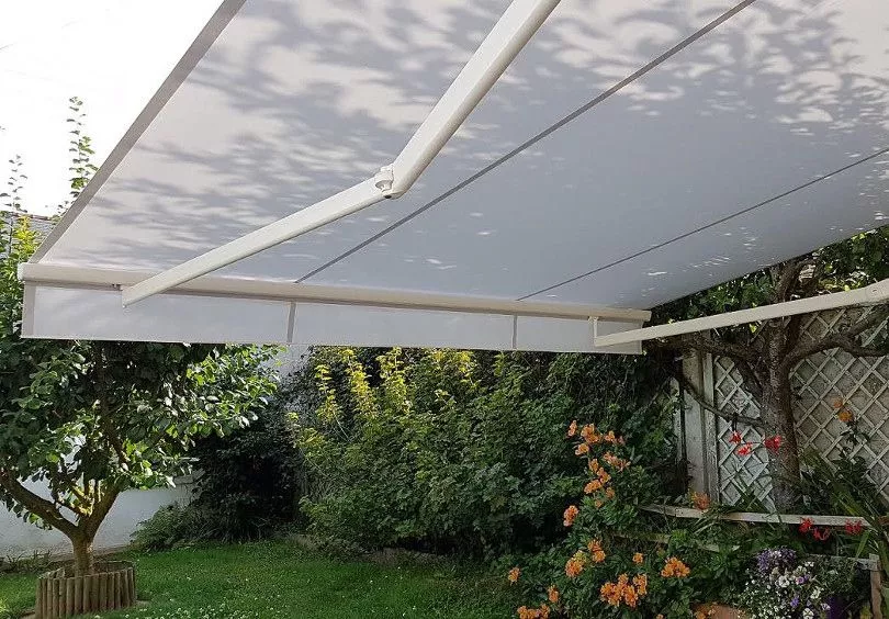 store banne bras croisés terrasse étroite