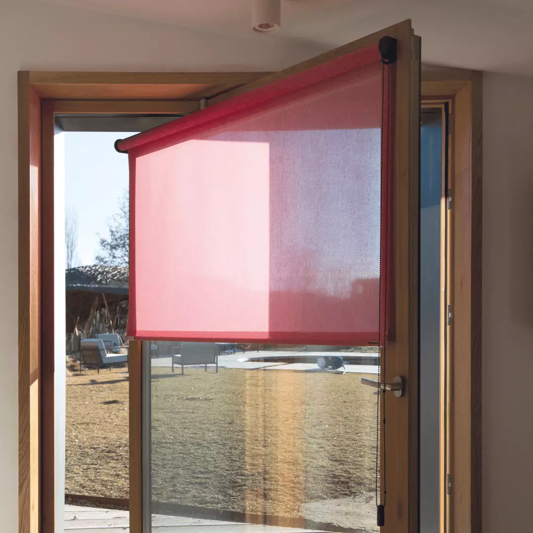 Store enrouleur posé sur fenêtre bois