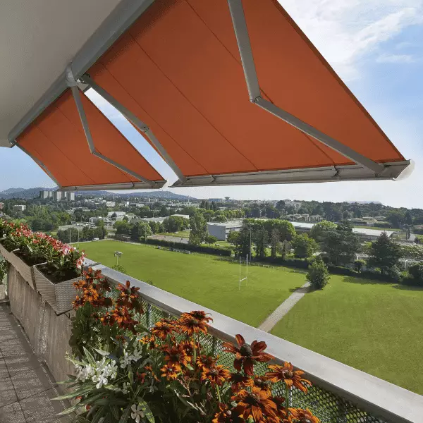 store banne coffre orange sous balcon