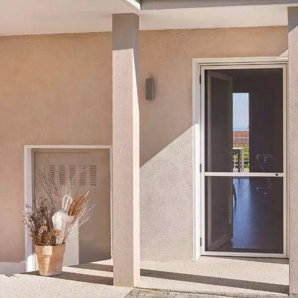 moustiquaire pour fenêtre encastrée dans une ouverture de porte