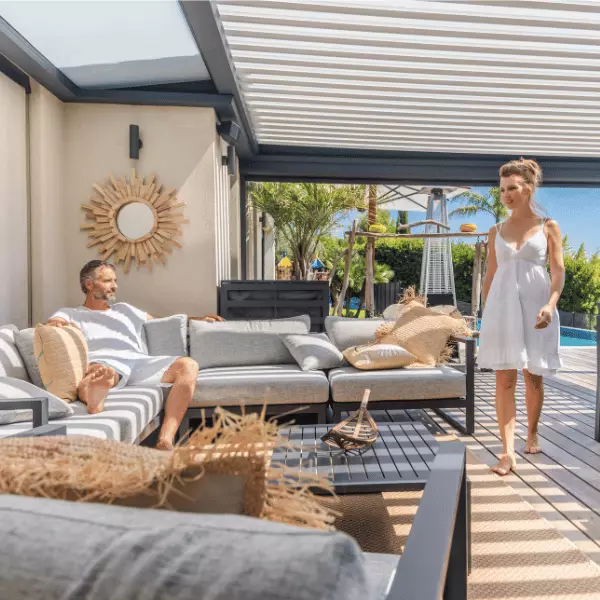 couple qui se d&eacute;tend sous sa pergola bioclimatique sur mesure