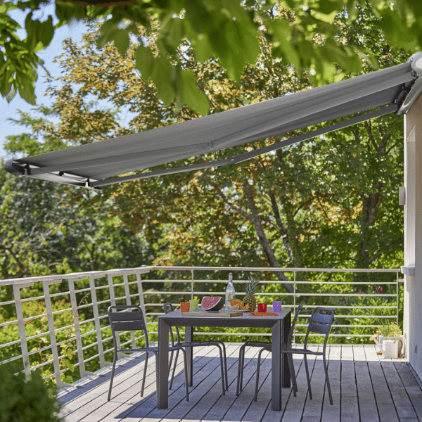 store banne gris avec coffre sur un balcon