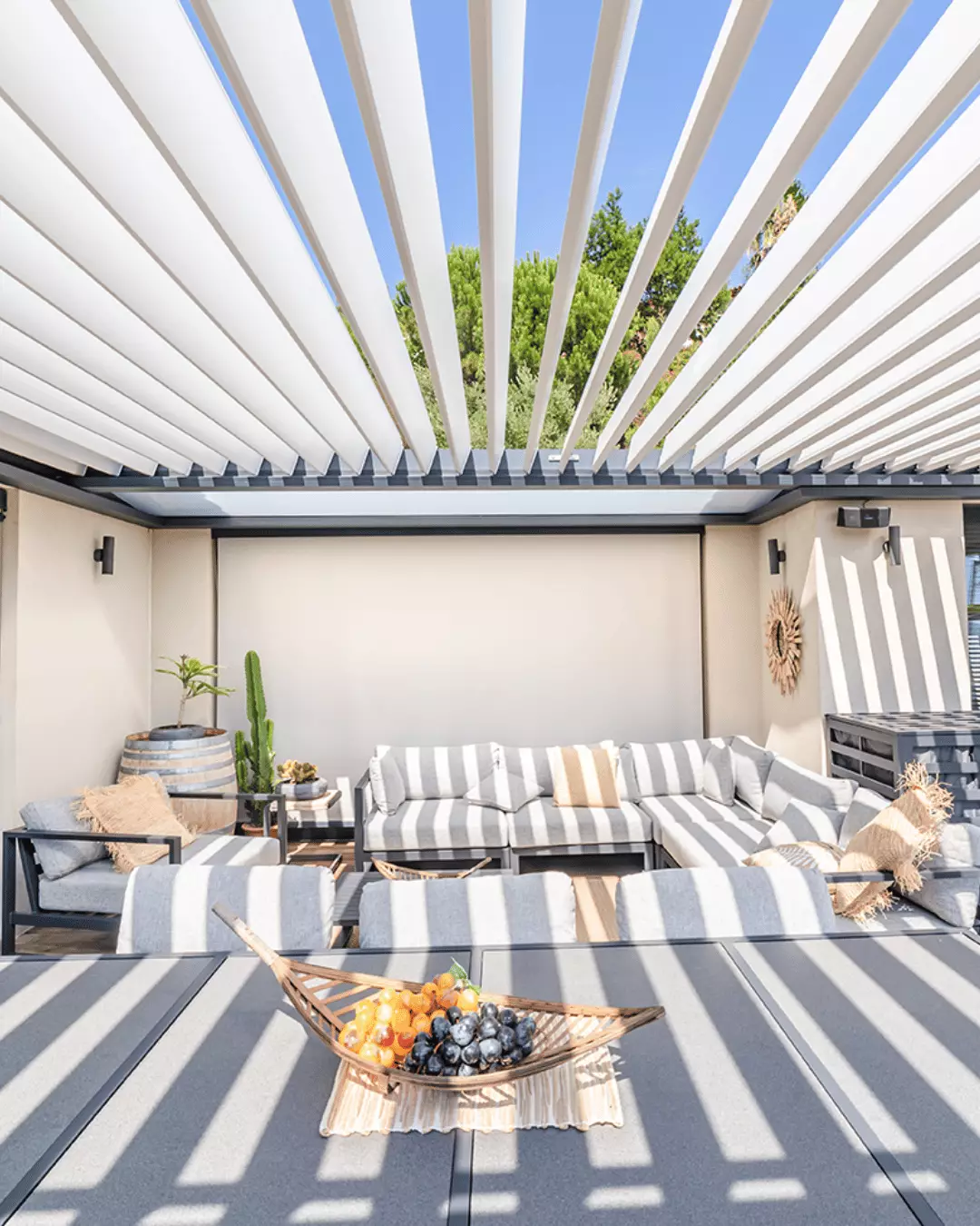 sous une pergola bioclimatique