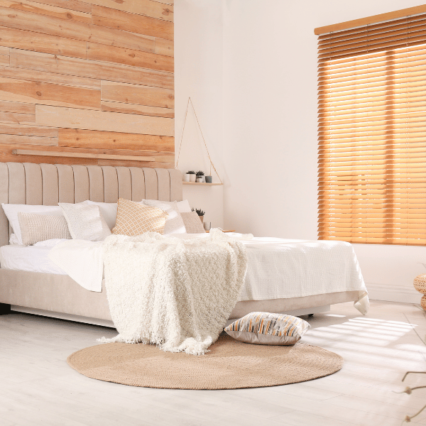 store vénitien bois dans une chambre moderne à l'ambiance douce et naturelle