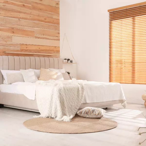 store vénitien bois dans une chambre moderne à l'ambiance douce et naturelle