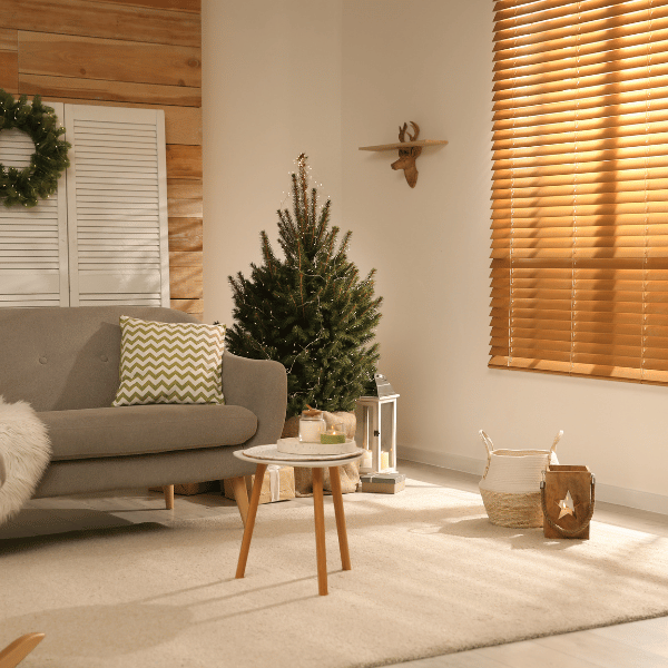 Store véntien bois couleur bois naturel dans un salon chaleureux