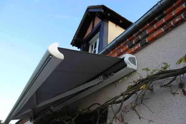 Store banne coffre Fetuna blanc et gris