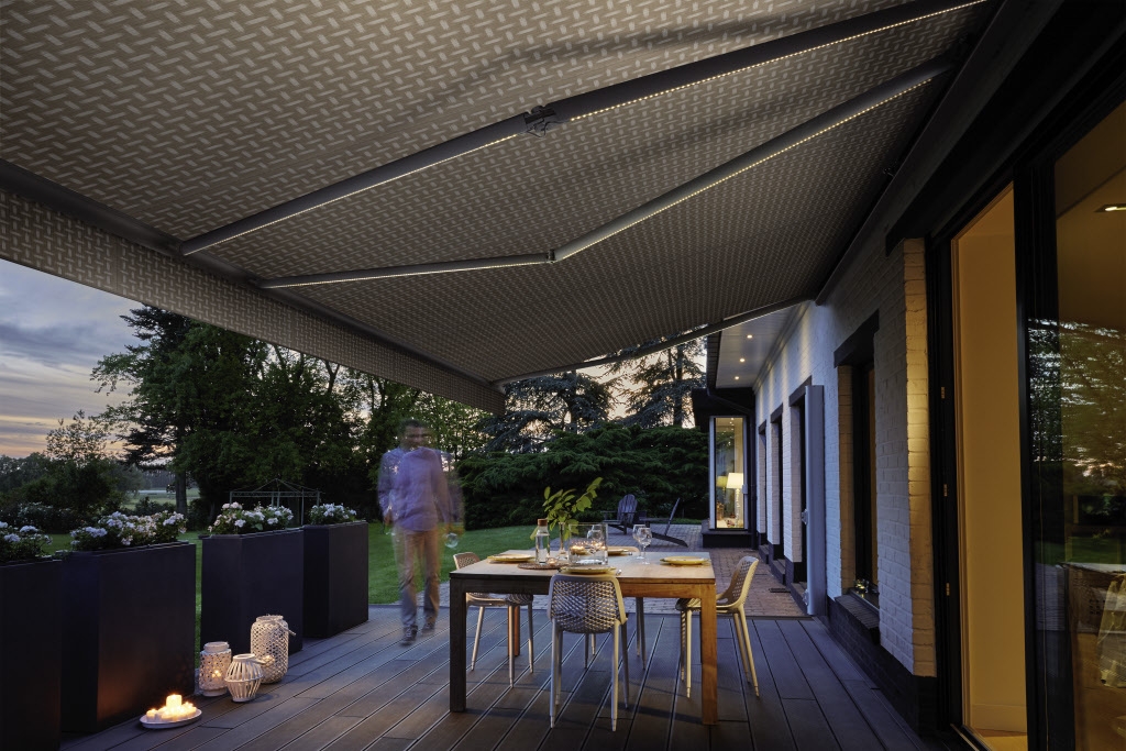 Store de terrasse gris anthracite pour lutter contre la chaleur