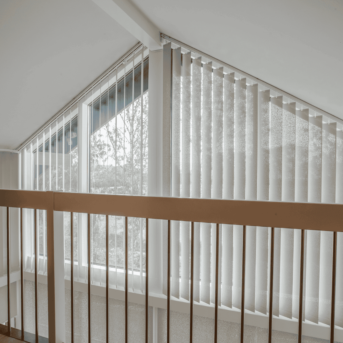 Store californien pour grande fenêtre trapèze dans un escalier