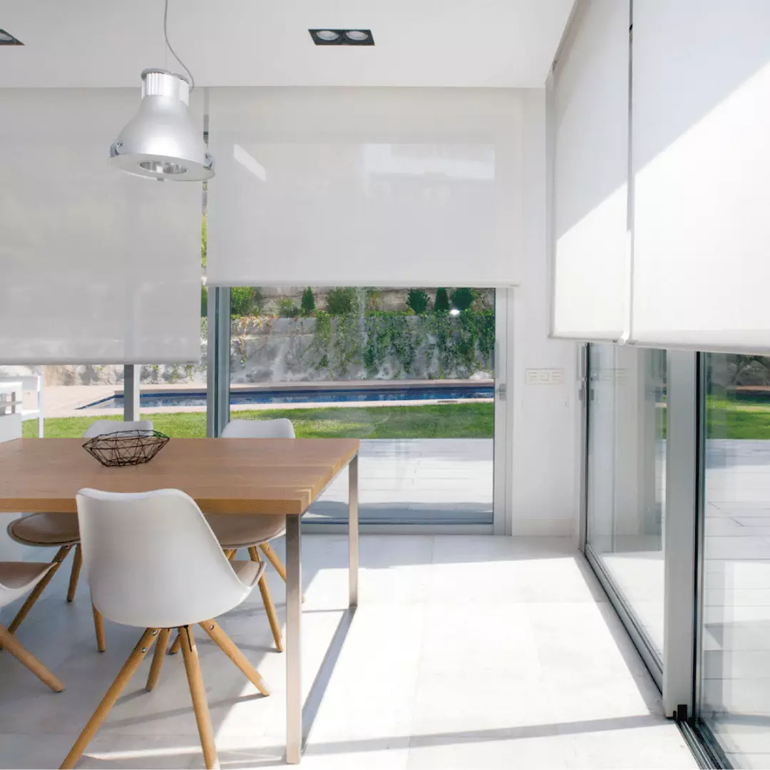 store enrouleur filtrant blanc pour grande baie vitrée