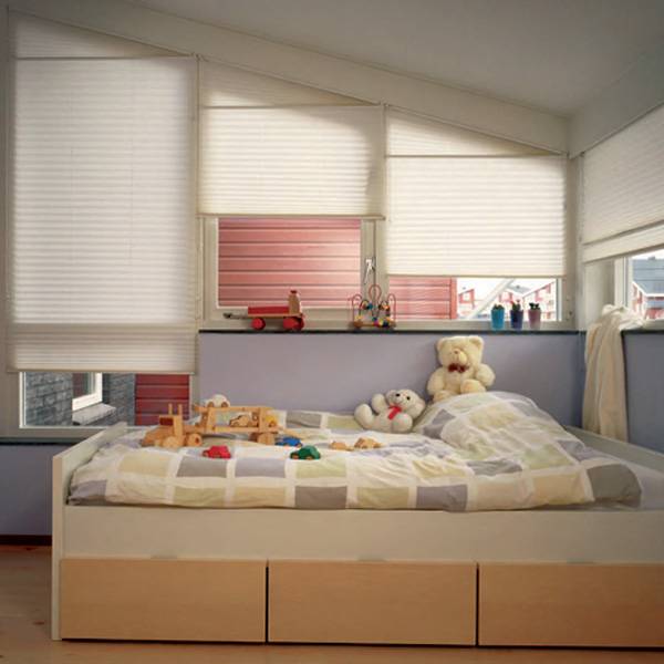 Store pliss&eacute; triangle pour fen&ecirc;tre de mezzanine