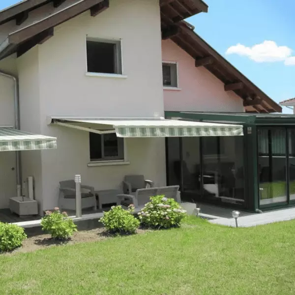 store banne bras croisés rayures vert et blanc