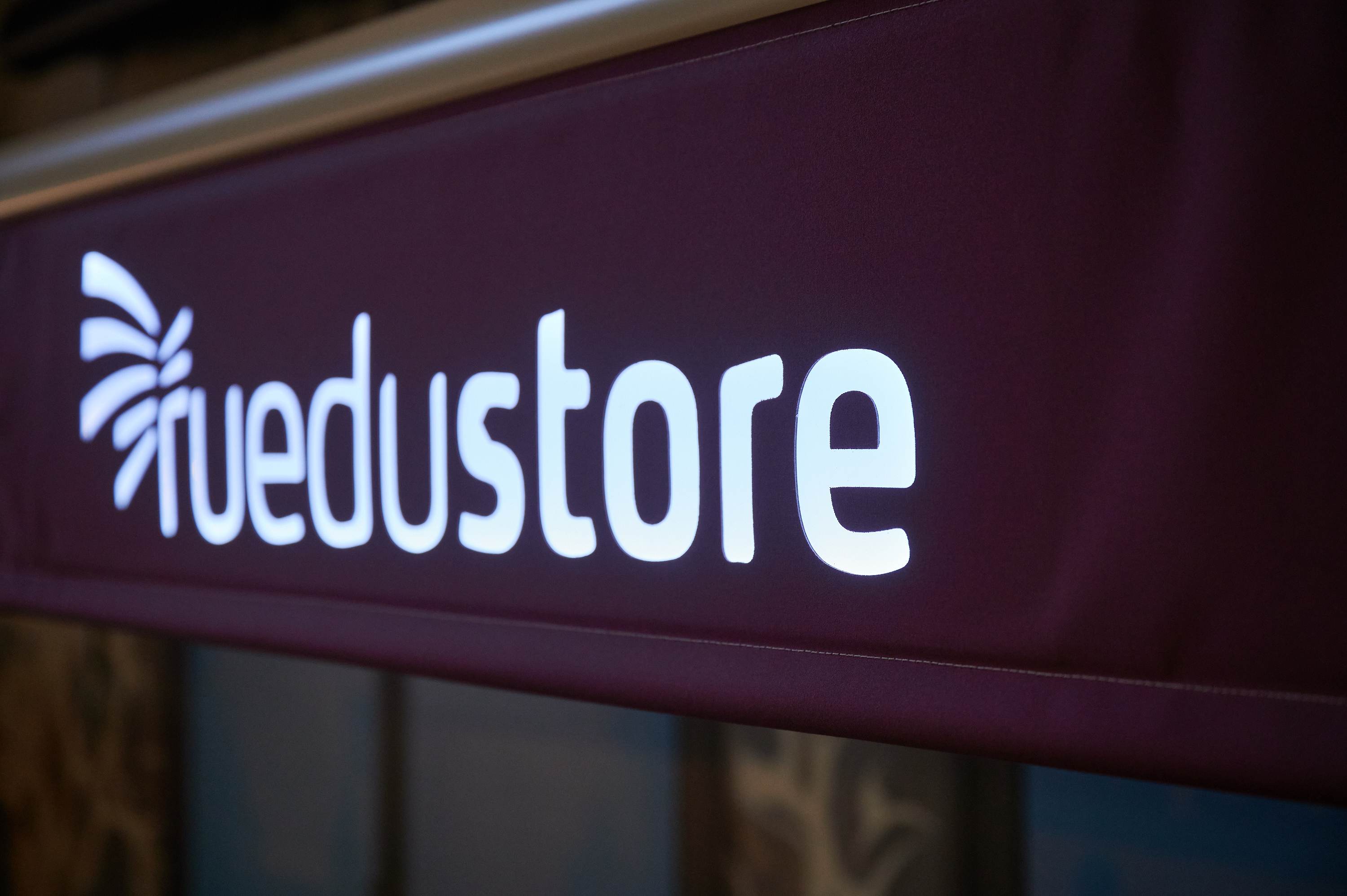 Lambrequin lumineux de store banne avec inscrit "ruedustore"