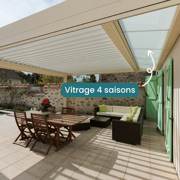 pergola sur mesure avec vitrage pour conserver la luminosité à l'intérieur de la maison