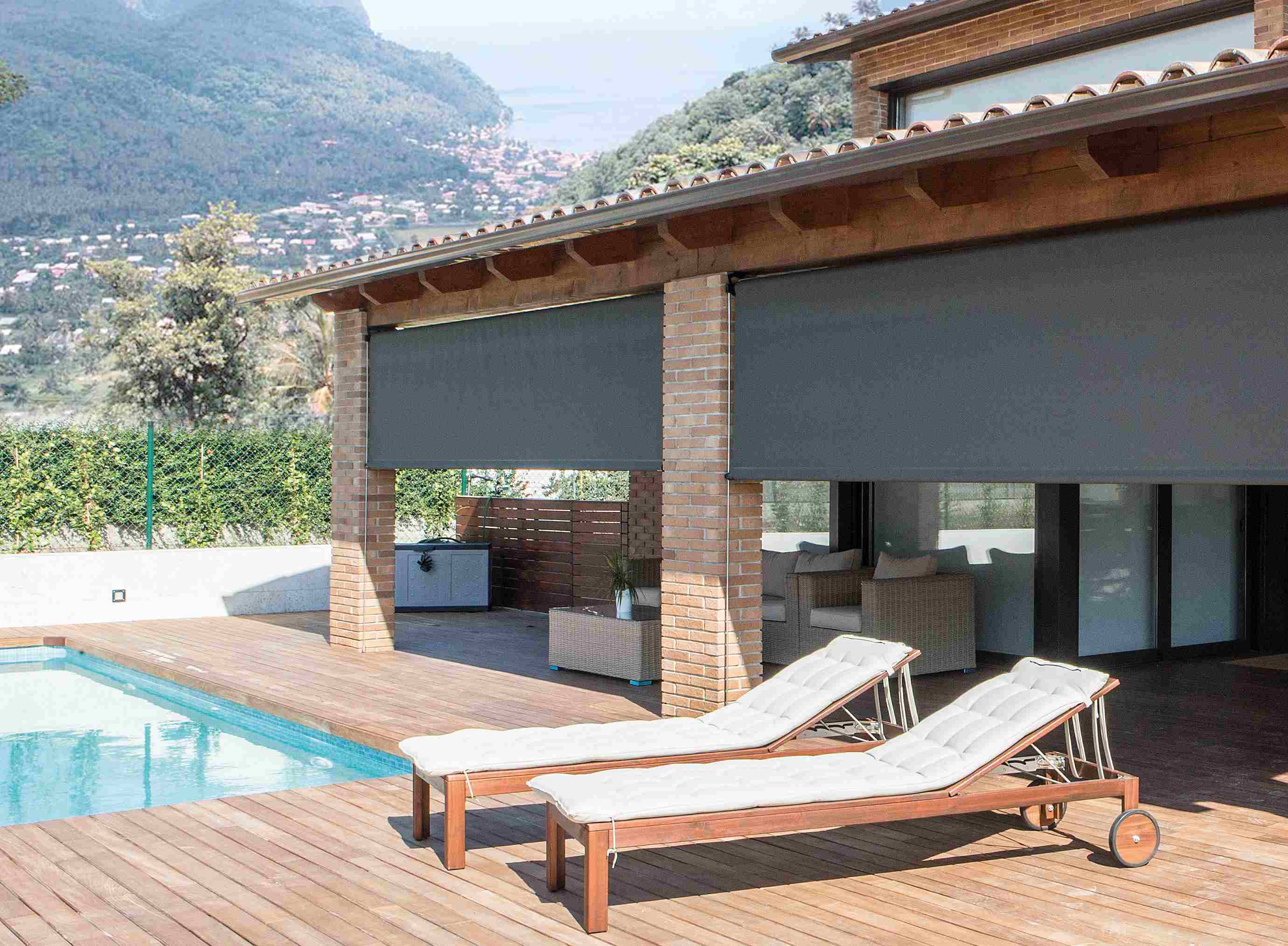 Stores verticaux qui séparent un patio d'une terrasse de piscine