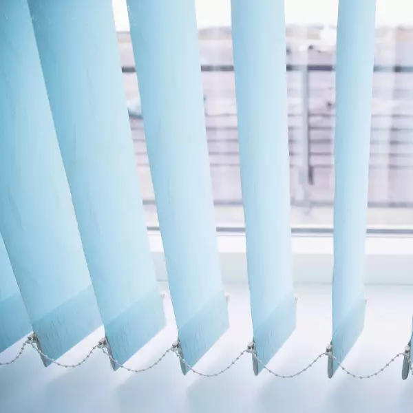 store interieur fenetre à bandes verticales blanc