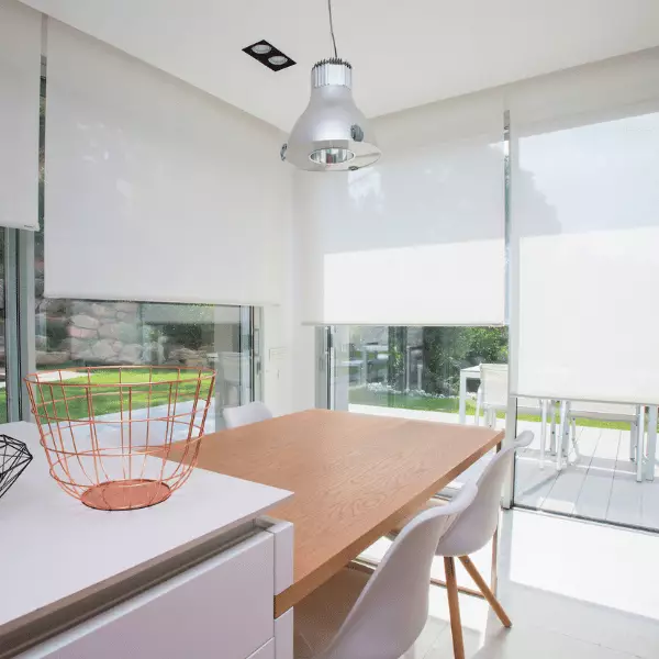 Store enrouleur dans une cuisine moderne