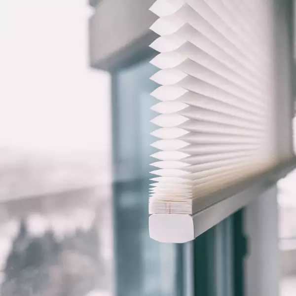 zoom sur la toile alvéolaire d'une store plissé anti chaleur