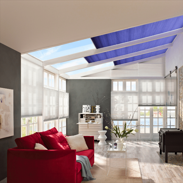 store plissé velum violet sur les fenêtres de toit dans un séjour lumineux et moderne