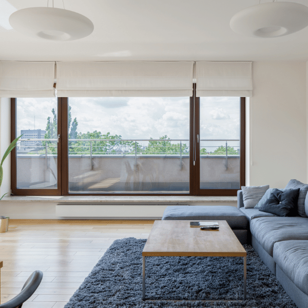 stores bateaux blancs dans un salon contemporain aux tons bleus